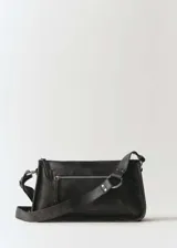 Bolso bandolera de cuero negro con forro interior, asa larga ajustable, hebilla ajustable, detalle metálico y bolsillo exterior con cremallera.