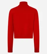 Blusa de punto color blanco, con cuello alto, manga larga y diseño liso.