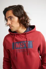 Buzo canguro de algodón color ladrillo con capucha ajustable, mangas largas, bolsillo canguro y logo estampado en el pecho.