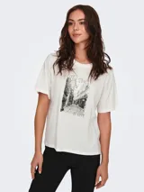 Remera blanca de corte recto y mangas cortas, con estampa fotográfica de una calle y la frase "The Streets of Love".