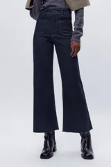 Pantalón de jean azul oscuro, de tiro alto y corte wide leg.