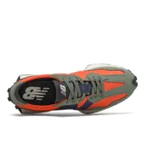 Championes New Balance 327, con capellada de gamuza color verde oliva y detalles en naranja y azul marino.