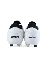 Championes de fútbol Umbro Legend color blanco con detalles en naranja.