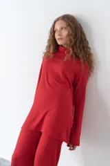 Polerón tipo jersey color rojo, de tejido morley, con cuello alto y corte alargado.