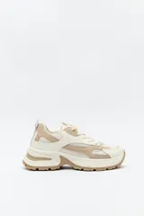 Zapatillas chunky color beige y blanco con detalles plateados.