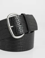 Cinturón negro de cuerina con textura efecto piel de cocodrilo y hebilla metálica plateada.