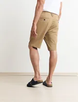 Bermuda color verde con bolsillos laterales y traseros.