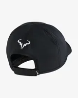 Gorra negra de tenis Nike Club, modelo Rafa Nadal, con logo del toro bordado en blanco en el lateral y logo de Nike bordado en blanco en la parte posterior.