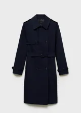 Trench coat azul marino de algodón con cuello de solapa, doble botonadura, cinturón ajustable, trabillas en los puños, abertura posterior en el bajo y dos bolsillos laterales.