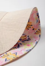 Gorro tipo bucket hat estampado en colores vibrantes, reversible.