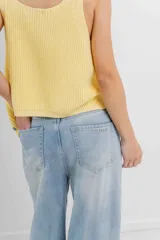 Pantalón de jean celeste claro, de tiro alto y pierna ancha.