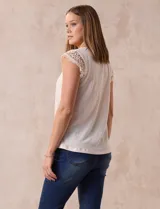 Blusa color beige en tejido elastizado, con cuello redondo y mangas cortas con aplique de crochet.