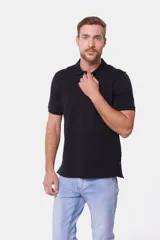 Remera polo color bordó de piqué liso, con cuello en rib y botones personalizados.