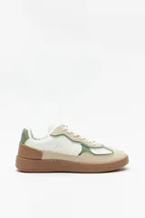 Zapatillas urbanas de gamuza color beige, blanco y verde, con recortes en símil cuero y suela de goma marrón de 2,5 cm de altura.