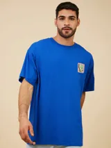 Remera blanca de algodón con estampado pequeño en el pecho. Corte oversized.