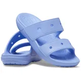 Sandalias Crocs Classic color hueso, con dos tiras superiores y orificios para charms Jibbitz.