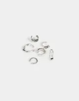 Set de seis earcuffs plateados de metal con diferentes diseños.