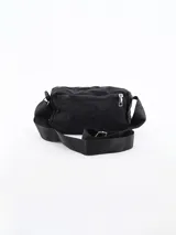 Bandolera negra de tela impermeable con correa larga regulable y cierre superior con doble cremallera.