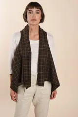 Chaleco marrón con diseño a cuadros, solapas anchas y bolsillos laterales.