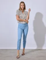 Pantalón azul de gabardina elastizada, marca Ruby Rd. Pretina ancha elastizada, bolsillos delanteros simulados y bolsillos traseros aplicados.