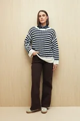 Sweater tejido de algodón color crudo con rayas horizontales azul marino y diseño calado.