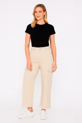 Pantalón cargo de jean color negro con corte ancho, bolsillos laterales y detalle de tachas plateadas en los laterales.
