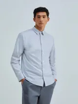 Camisa celeste con estampado a cuadrillé, de corte slim fit y manga larga.