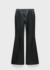 Pantalón de cuero ovino negro, de tiro alto y corte flare. Presenta trabillas, bolsillos laterales y traseros.