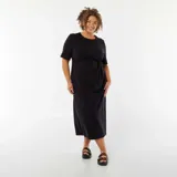 Vestido midi negro de corte recto, con mangas cortas y detalle drapeado con nudo en la cintura.