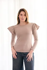Remera de algodón con elastano de manga larga, color beige, con detalle en los hombros.