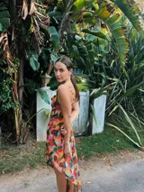 Vestido largo multicolor con estampado abstracto, escote drapeado y espalda baja con tiras finas cruzadas.