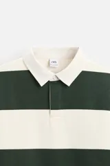 Sudadera tipo polo con cuello clásico, manga larga y diseño a rayas horizontales en color verde oscuro y crudo.