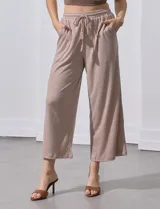 Pantalón wide leg color beige, marca Ninety. Con pretina ancha elastizada y lazo de ajuste.