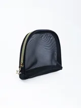 Neceser de malla color negro con cierre dorado.
