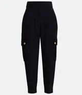 Pantalón zanahoria negro de viscosa, con cintura alta, bolsillos cargo con botón dorado y ruedo con dobladillo. 