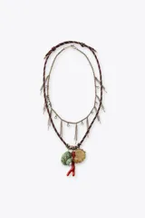 Set de dos collares: uno de cordón marrón con colgante de concha y charms marinos de resina, y otro de cadena dorada con colgantes circulares y cadenas colgantes.