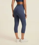 Calza legging deportiva color verde agua, de microfibra, con cintura ancha y bolsillos laterales.