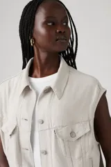 Chaleco color crema con cuello camisero, sin mangas, con cierre frontal abotonado y bolsillos de parche en el pecho.