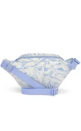 Riñonera JanSport Fifth Avenue negra con estampado de rayos blancos.