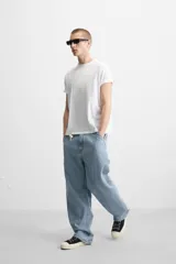 Pantalón de jean negro, corte relaxed fit, con bolsillos frontales y traseros tipo parche, tira multifunción y bolsillo tipo parche en las piernas. Tiene efecto lavado y cierre frontal con cremallera y botón.