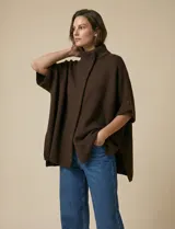 Capa tejida color fucsia, con cuello alto abotonado y mangas cortas estilo japonesa. Tejido de punto grueso.