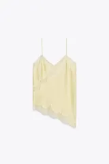 Top lencero color amarillo pálido de Zara Woman Collection, con escote en pico, tirantes finos y detalle de encaje a tono en escote y ruedo.