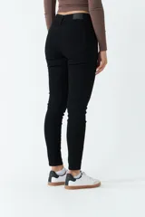 Jean skinny negro de tiro alto y largo a los tobillos, confeccionado en algodón con elastano.