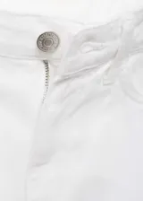 Pantalón de jean blanco, de corte recto, con tiro medio, cinco bolsillos y cierre frontal con cremallera y botón.