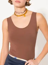 Musculosa negra de algodón pima orgánico, de calce al cuerpo y terminaciones al corte.