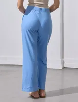 Pantalón celeste de tejido soft, corte wide leg y pretina ancha elastizada.