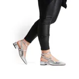 Zapato de vestir plateado con punta fina, tiras cruzadas con hebilla en el tobillo y taco bajo cuadrado. Marca Marco Donatti.