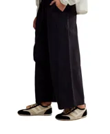 Pantalón negro amplio de algodón, con cintura elástica ajustable con cordón y bolsillos laterales.