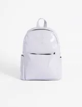 Mochila pequeña de charol color gris claro, con cierre superior y bolsillo frontal con cierre.