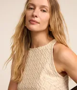 Musculosa azul marino texturizada con cuello halter.